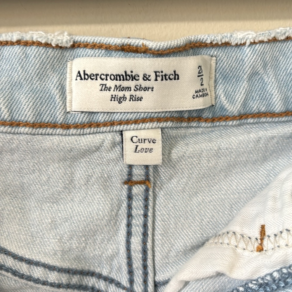 Abercrombie & Fitch The Mom Short High Rise Curve Love Light Wash Denim Shorts - Picture 5 of 8